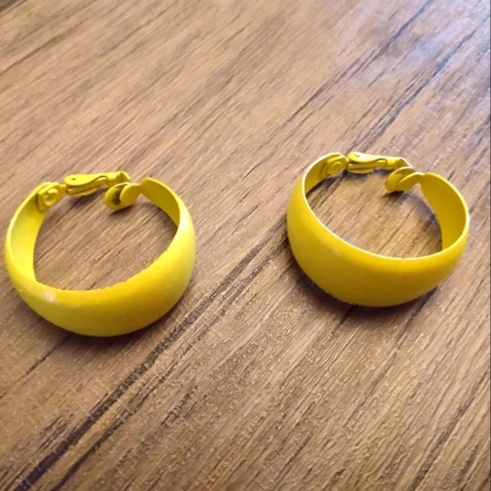 80s bright pop yellow hoop‎ earrings